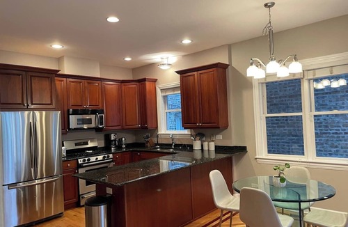 West Town Condo | Large Chicago 3BR/3BA Sleeps 7 Near Downtown