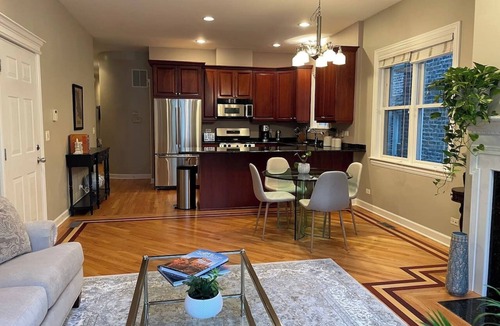 West Town Condo | Large Chicago 3BR/3BA Sleeps 7 Near Downtown
