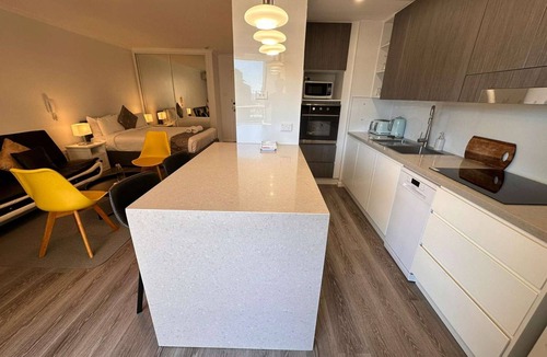 Darlinghurst Apartment | Large City Studio with Big Balcony