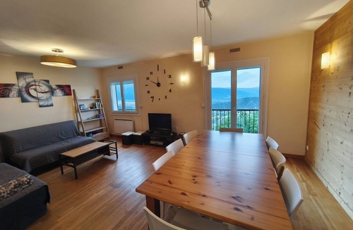 Font-Romeu-Odeillo-Via Apartment | Large cosy 3 bedroom apartment Font-Romeu Hyper Centre with view and balcony