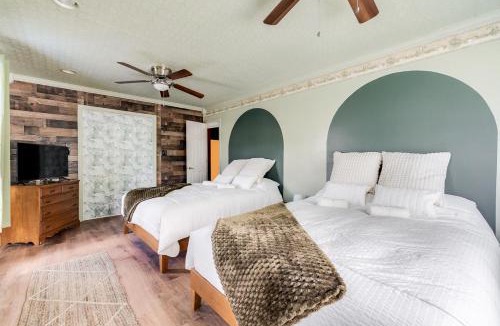 Brunswick House | Large Colonial 20 Min from Beach