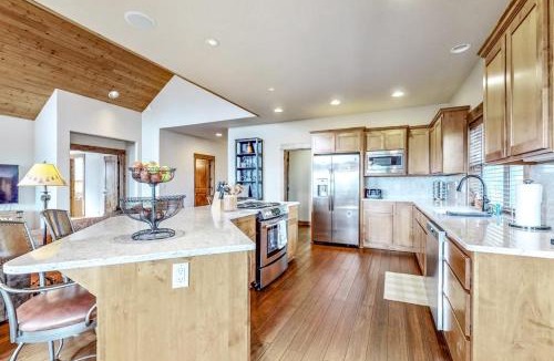 Redmond House | Large comfortable home withfireplaces deck & short walk to pool & hot tub