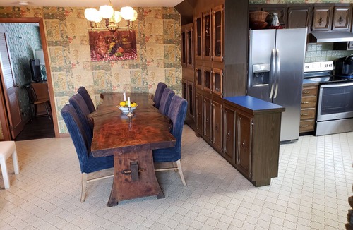 Waterbury House | Large, Comfortable, Retro 1970s Hillside Chalet