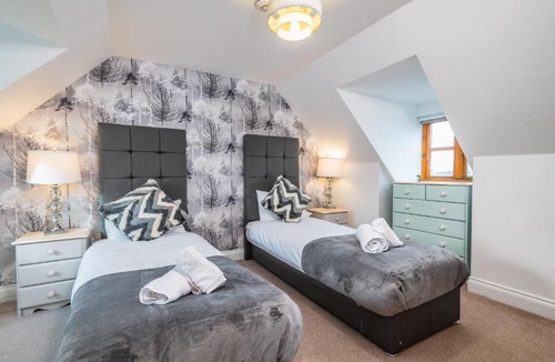 Knowle Sands Apartment | Large Contractor House & Private Parking by ComfyWorkers