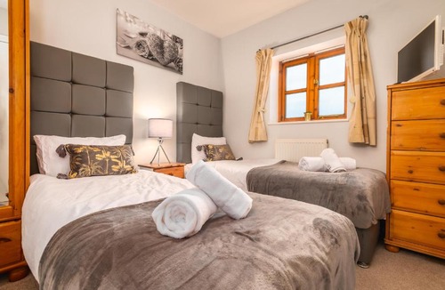 Knowle Sands Apartment | Large Contractor House & Private Parking by ComfyWorkers