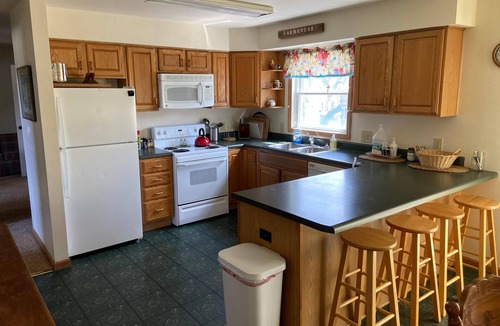 Stanford House | Large Country Home Pool and hot tub