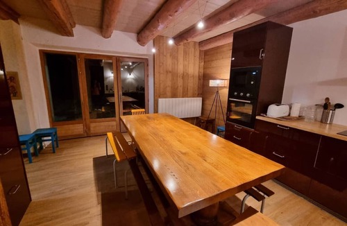 Bazus-Aure House | Large country house with a fenced garden, pets allowed.