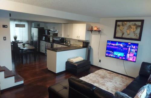 Gatineau House | Large cozy bedroom in beautiful house