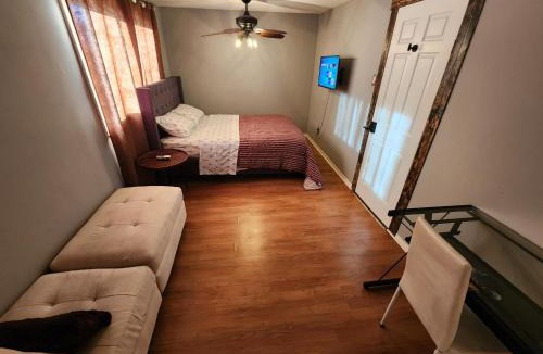 Gatineau House | Large cozy bedroom in beautiful house
