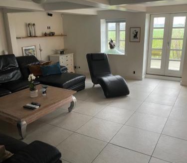 Slagelse Apartment | Large cozy living room with bedroom, bathroom