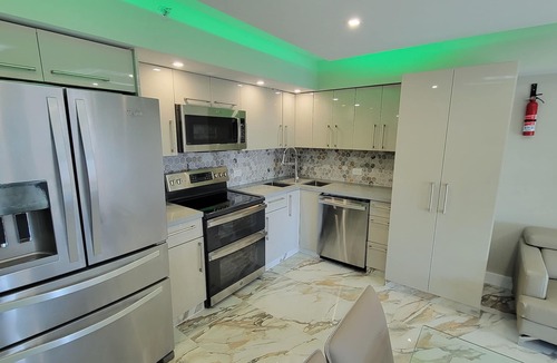 Mid Beach Apartment | Large Deluxe Corner Apartment for Large Groups - 521