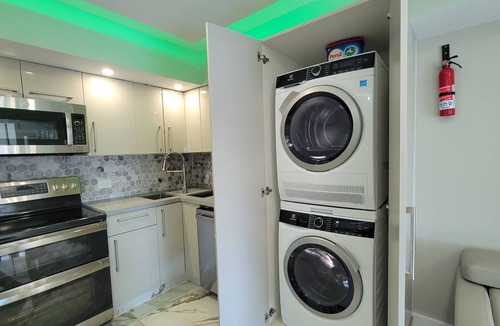 Mid Beach Apartment | Large Deluxe Corner Apartment for Large Groups - 521