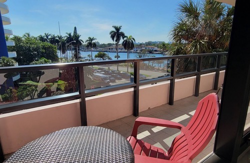 Mid Beach Apartment | Large Deluxe Corner Apartment for Large Groups - 521