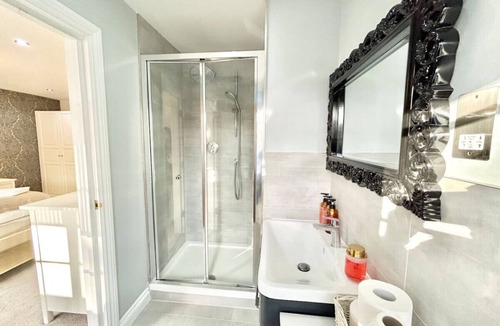 Edgware House | Large Detached House - London