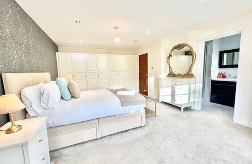 Edgware House | Large Detached House - London