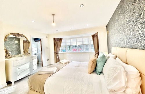 Edgware House | Large Detached House - London