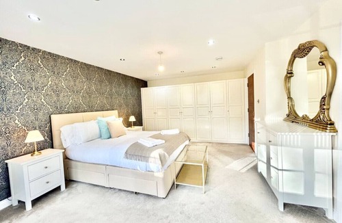 Edgware House | Large Detached House - London
