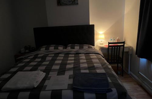 Norbiton House | Large Double Bedroom with free on site parking
