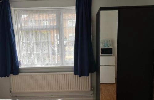 Norbiton House | Large Double Bedroom with free on site parking