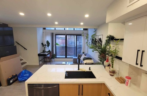 Downtown Toronto Apartment | Large downtown Toronto townhouse. Perfect for large groups and families!