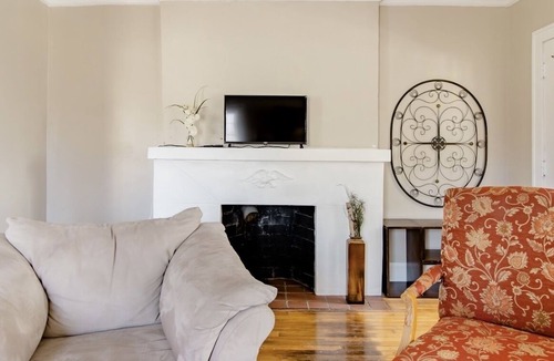 Cleveland House | Large duplex king size bed and two queen size
