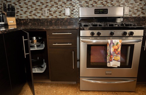 Highland Business Apartment | Large duplex w/6 bedrooms, 4 baths, 2 living rooms, washer/dryer. Pet friendly!