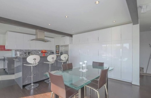 Camas Apartment | Large eclectic 1 BR above restaurant 15 min to PDX