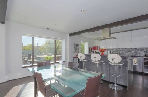 Camas Apartment | Large eclectic 1 BR above restaurant 15 min to PDX