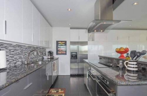 Camas Apartment | Large eclectic 1 BR above restaurant 15 min to PDX