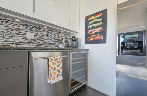 Camas Apartment | Large eclectic 1 BR above restaurant 15 min to PDX
