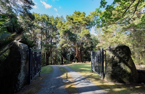 Parua Bay Villa | Large executive Villa with Spa and Fireplaces