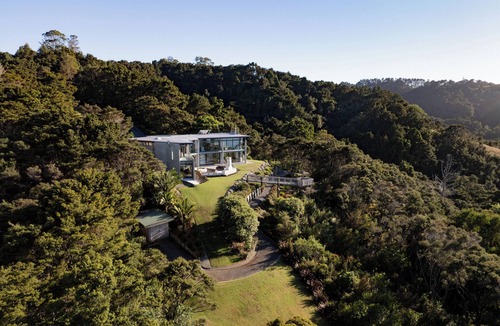 Parua Bay Villa | Large executive Villa with Spa and Fireplaces