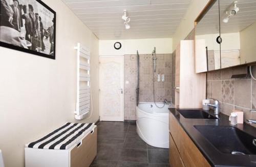 Hallennes-lez-Haubourdin House | Large Family Home with Spacious Garden! (8P)