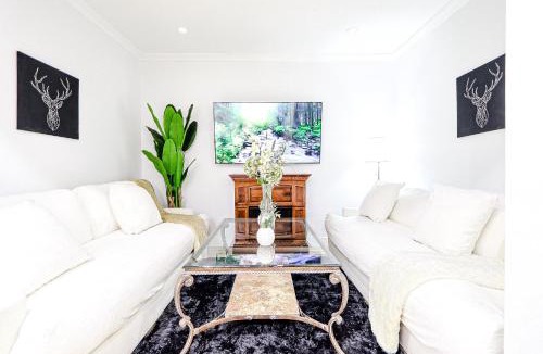 De Lorimier Apartment | Large Family Duplex for 10 Guest with 2 private Parking