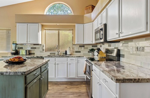 Gilbert House | Large Family Home! Swimming Pool, Private Yard, Grill, and Pool Table!