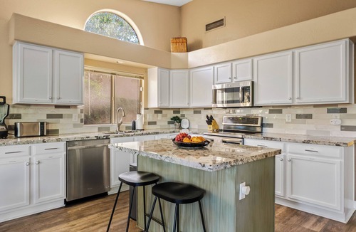 Gilbert House | Large Family Home! Swimming Pool, Private Yard, Grill, and Pool Table!