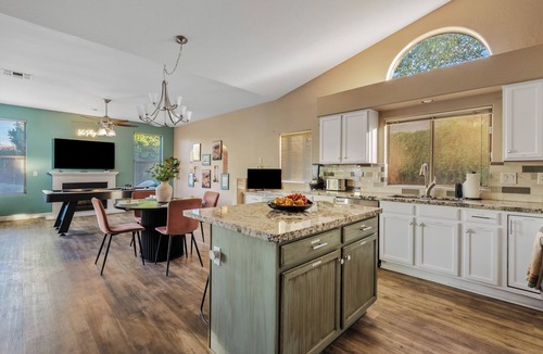 Gilbert House | Large Family Home! Swimming Pool, Private Yard, Grill, and Pool Table!