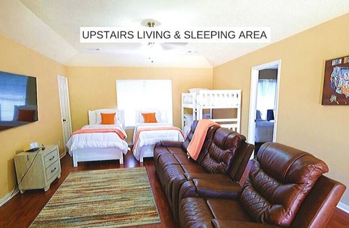 Quail Valley House | Large Family Home, 14 Beds, Pergola over BBQ area, 25 m From Downtown