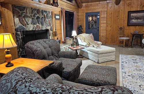Canton House | Large Family ~ Reunions ~ Retreats ~ First Monday ~ Pool ~ Pet Friendly !