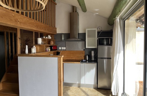 Entraigues-sur-la-Sorgue Apartment | Large terrace * Double whirlpool * Private parking, Air conditioning