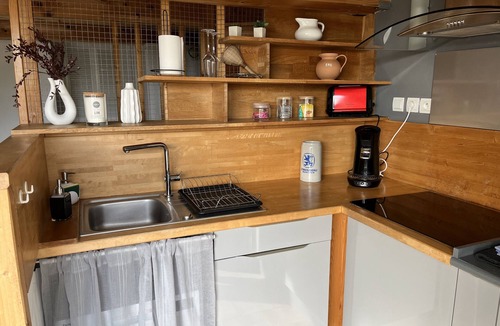 Entraigues-sur-la-Sorgue Apartment | Large terrace * Double whirlpool * Private parking, Air conditioning