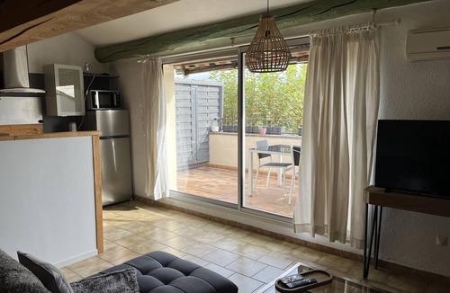 Entraigues-sur-la-Sorgue Apartment | Large terrace * Double whirlpool * Private parking, Air conditioning