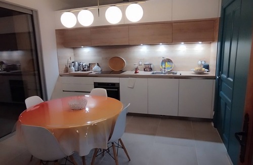 Entraigues-sur-la-Sorgue Villa | Large villa on beautiful wooded grounds