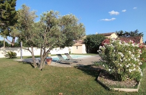 Entraigues-sur-la-Sorgue Villa | Large villa on beautiful wooded grounds