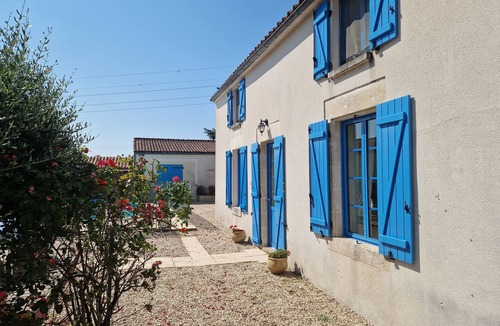 Saint-Pierre-le-Vieux House | LARGE GÎTE FOR 10 PEOPLE WITH SWIMMING POOL, LA MAISON BLEUE MARAIS POITEVIN SUD VENDEE