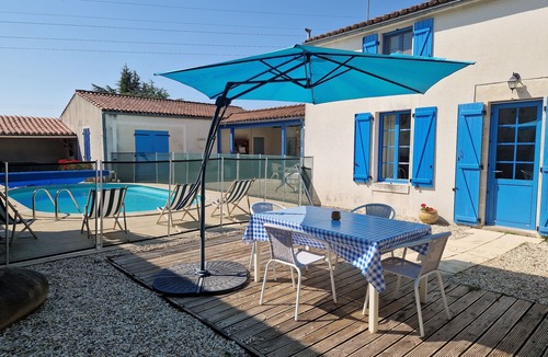Saint-Pierre-le-Vieux House | LARGE GÎTE FOR 10 PEOPLE WITH SWIMMING POOL, LA MAISON BLEUE MARAIS POITEVIN SUD VENDEE
