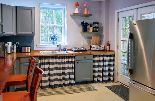 Sharpsburg House | Large garden appt, private access, modern kitchen, laundry, King bed, 4min shops