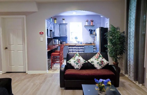 Sharpsburg House | Large garden appt, private access, modern kitchen, laundry, King bed, 4min shops