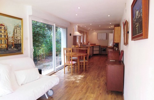 Saint-Gely-du-Fesc Villa | Large garden with swimming pool.