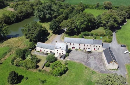 La Vraie-Croix House | Large gîte 15 pers. with private pond, nature & quiet 20 min from Morbihan beaches